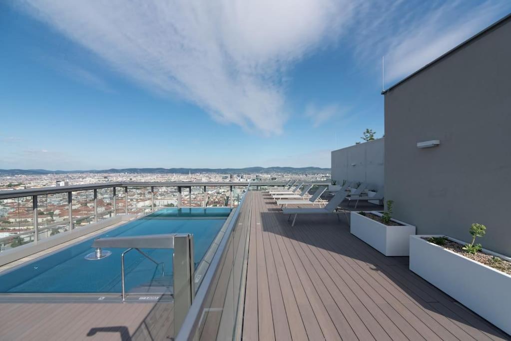 Hoch Hinaus, Neu Und Stilvoll Mit Pool Am Dach Apartment Vienna Luaran gambar
