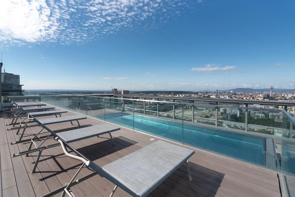 Hoch Hinaus, Neu Und Stilvoll Mit Pool Am Dach Apartment Vienna Luaran gambar