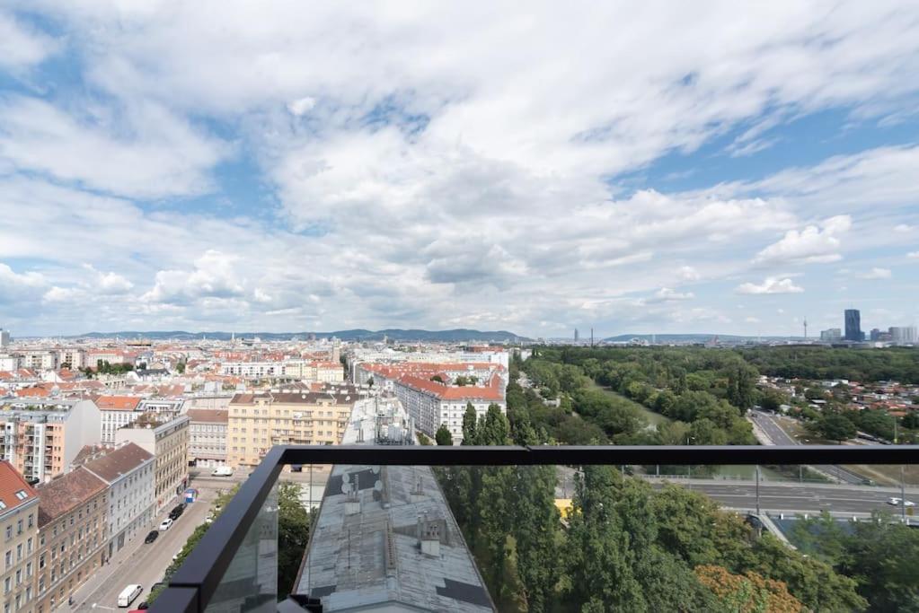 Hoch Hinaus, Neu Und Stilvoll Mit Pool Am Dach Apartment Vienna Luaran gambar