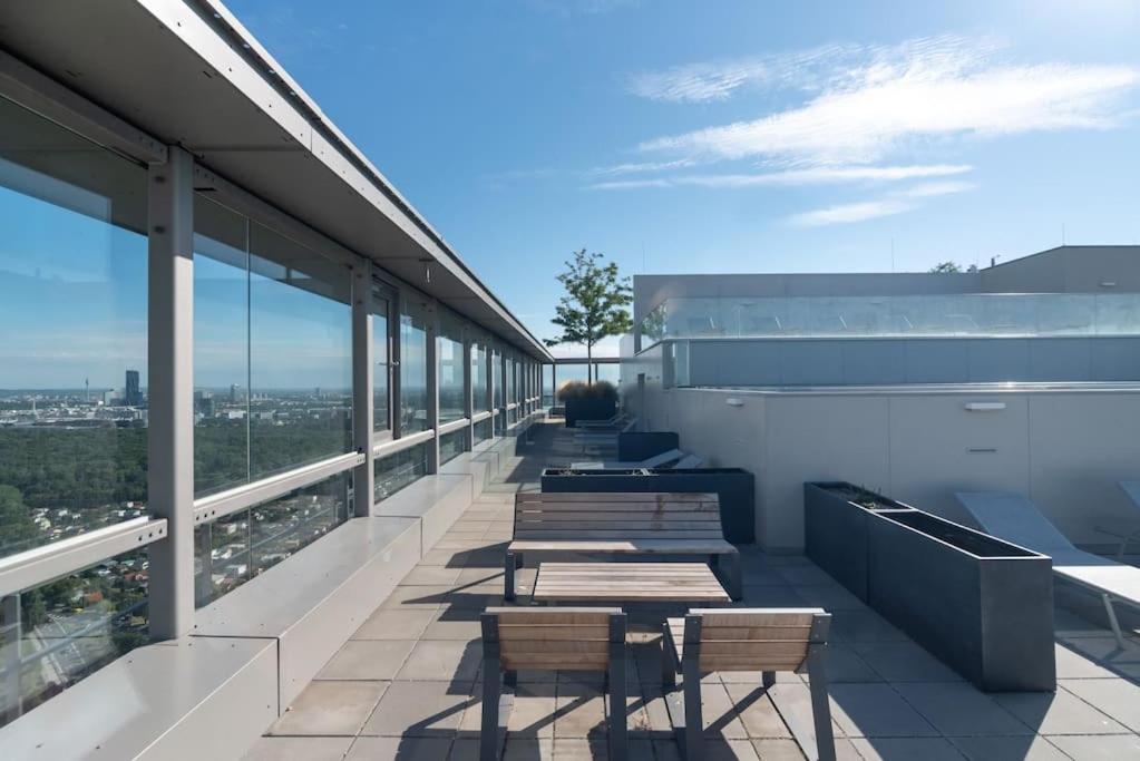 Hoch Hinaus, Neu Und Stilvoll Mit Pool Am Dach Apartment Vienna Luaran gambar