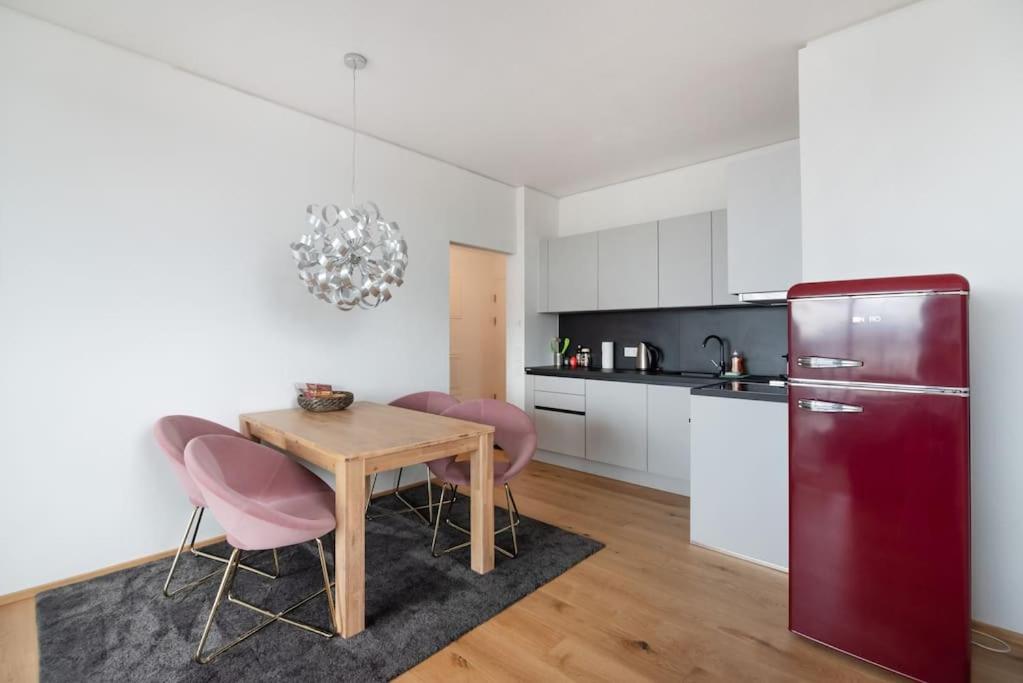 Hoch Hinaus, Neu Und Stilvoll Mit Pool Am Dach Apartment Vienna Luaran gambar