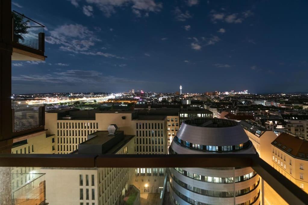 Hoch Hinaus, Neu Und Stilvoll Mit Pool Am Dach Apartment Vienna Luaran gambar