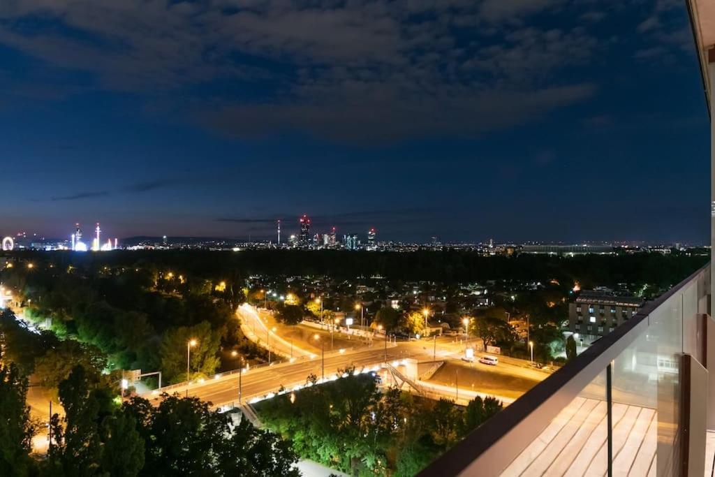 Hoch Hinaus, Neu Und Stilvoll Mit Pool Am Dach Apartment Vienna Luaran gambar