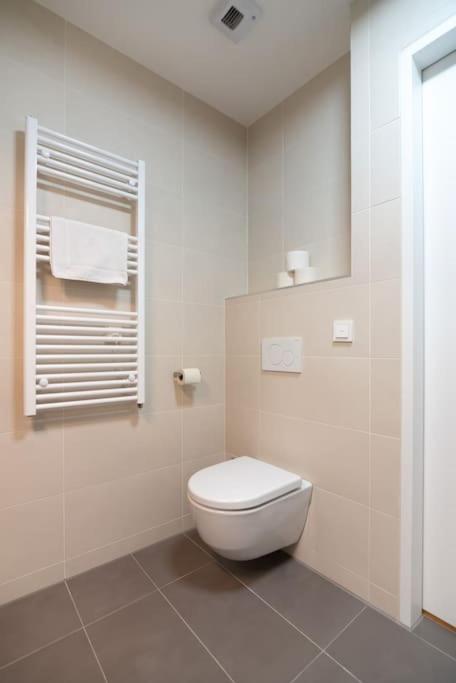Hoch Hinaus, Neu Und Stilvoll Mit Pool Am Dach Apartment Vienna Luaran gambar