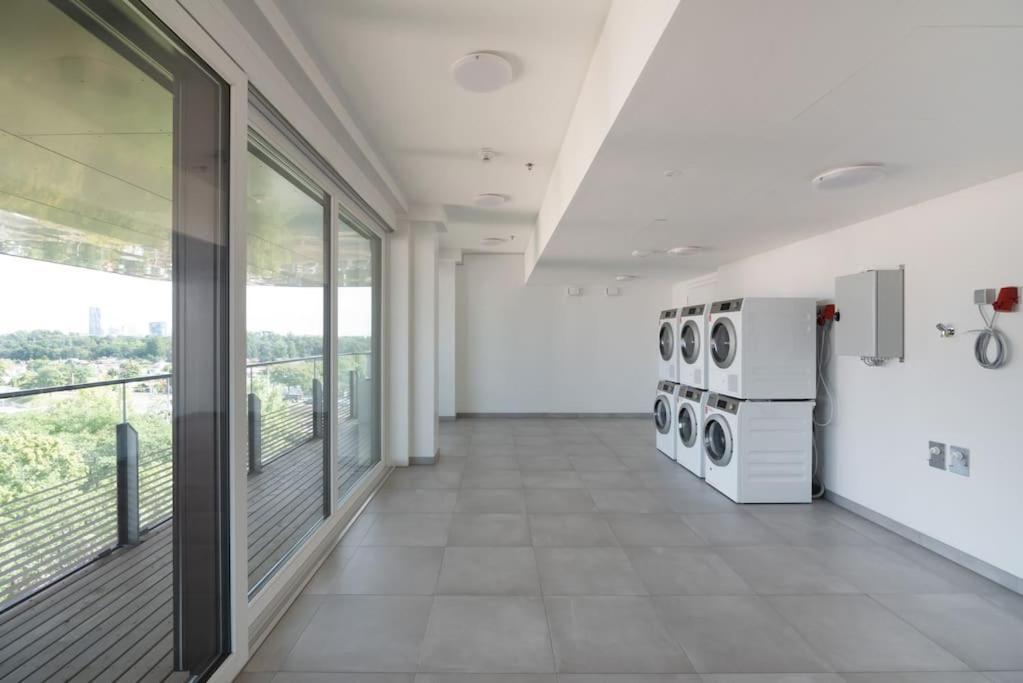 Hoch Hinaus, Neu Und Stilvoll Mit Pool Am Dach Apartment Vienna Luaran gambar