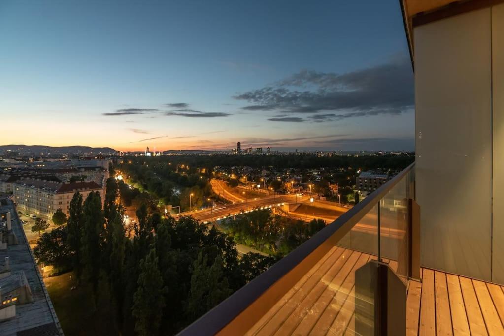Hoch Hinaus, Neu Und Stilvoll Mit Pool Am Dach Apartment Vienna Luaran gambar