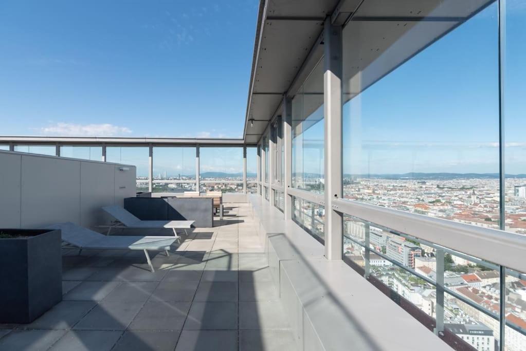 Hoch Hinaus, Neu Und Stilvoll Mit Pool Am Dach Apartment Vienna Luaran gambar